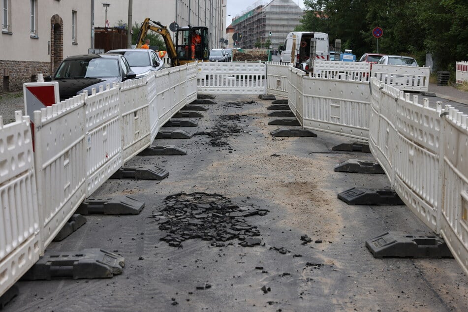 Die Straße musste voll gesperrt werden, die Reparatur soll noch zwei Wochen dauern.