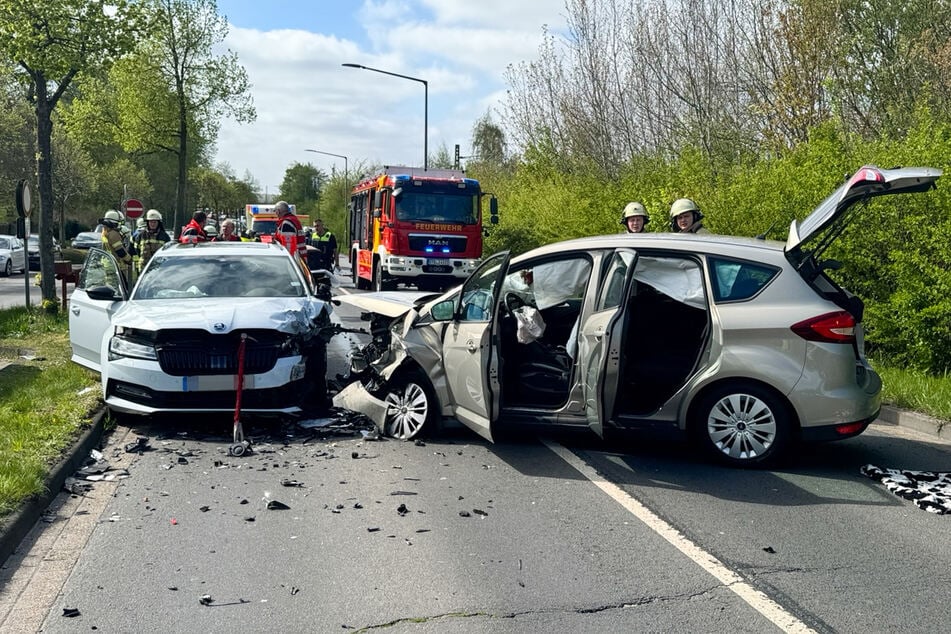 Am Donnerstagnachmittag sind in Buxtehude ein Skoda (l.) und ein Ford (r.) zusammengestoßen.