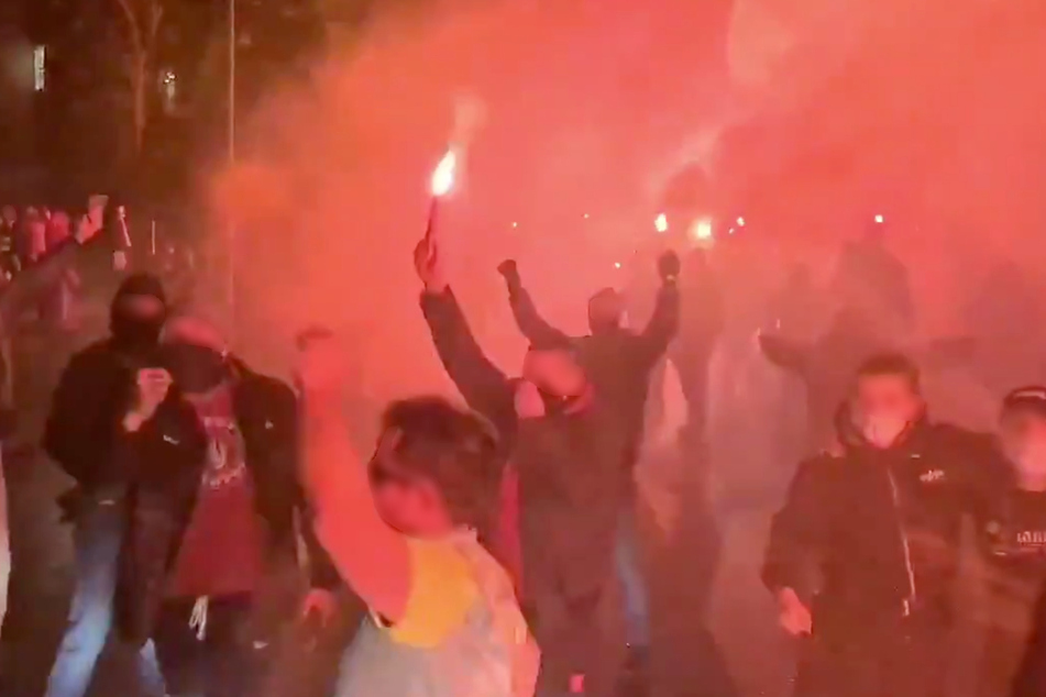 Fans des 1. FC Kaiserslautern empfangen die Pfälzer nach dem Derbysieg gegen den SV Waldhof Mannheim.