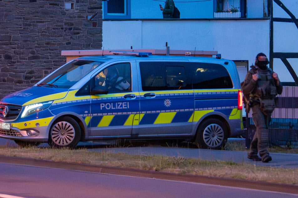 Die SEK-Kräfte konnten den Bewaffneten nach mehreren Stunden festnehmen.
