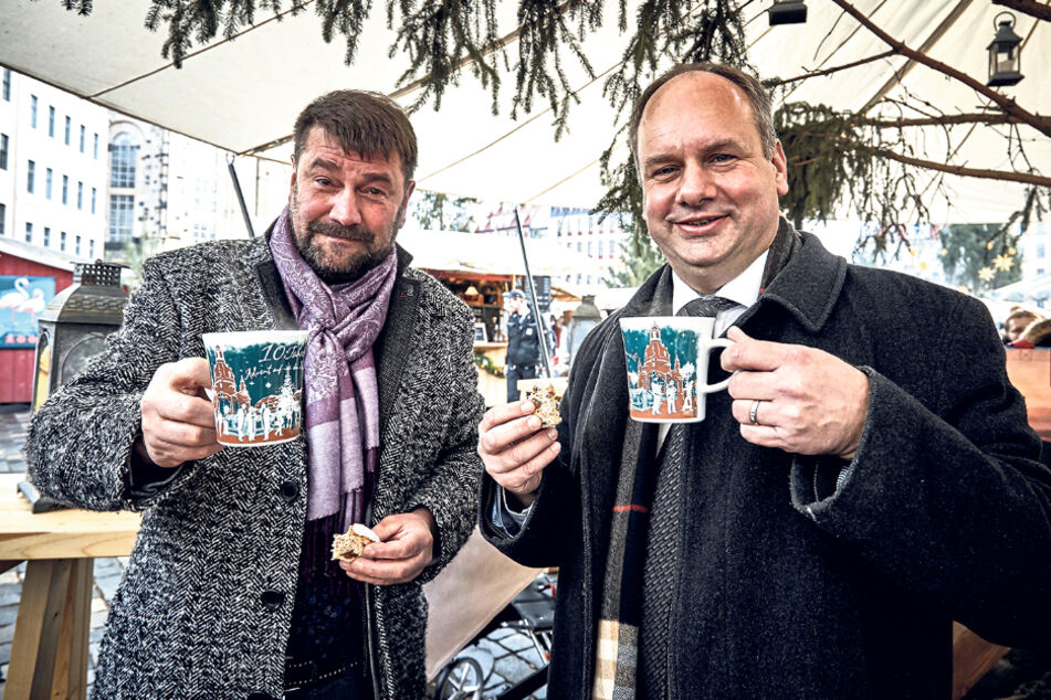 Sven-Erik Hitzer (58, l.), Betreiber des "Advents auf dem Neumarkt", zusammen mit OB Dirk Hilbert (49, FDP).