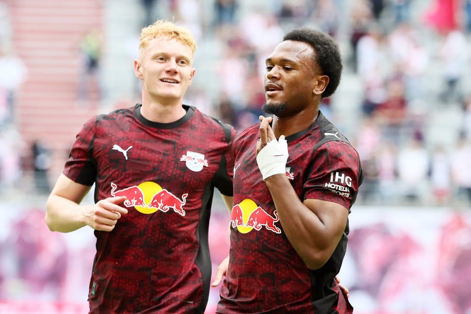 Volleykracher! In der 12. Minute legte Lois Openda (r.) die Kugel sehenswert zum 1:0 ins Netz.