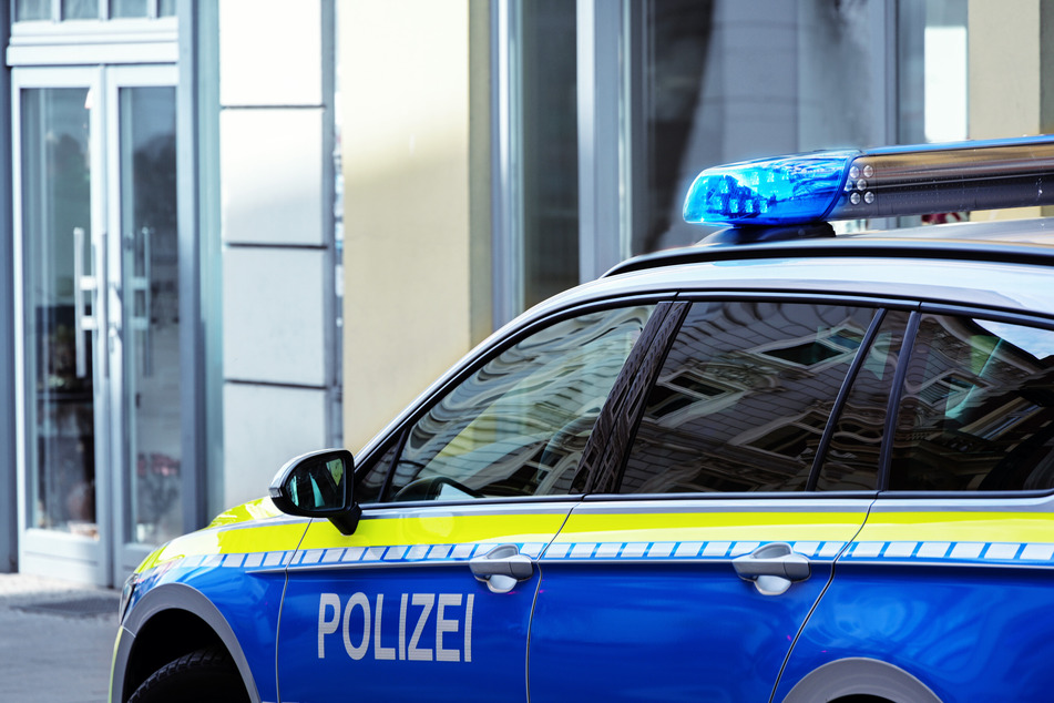 Polizei entdeckt Auto mit Warnlicht: Nach Blick ins Innere muss alles ganz schnell gehen