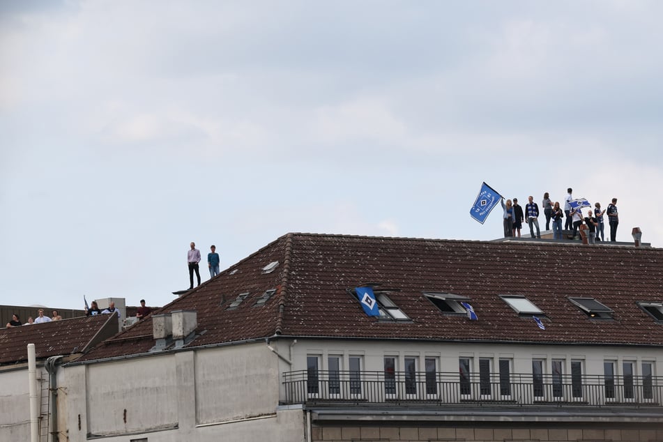 ... sogar auf den Dächern versammelten sich Anhänger, um das Spektakel auf dem Rathausbalkon zu verfolgen.