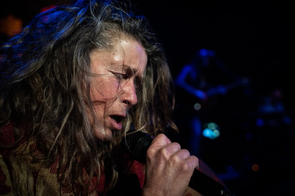 "Janis Joplin - Du bist alles was du hast" beleuchtet im Dialog mit der Schwester einige wichtige Stationen im Leben von Janis.