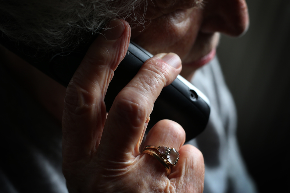Die Anzahl der Betrugsfälle, bei denen ältere Menschen am Telefon mit dem sogenannten "Enkeltrick" um ihr Erspartes erleichtert werden, ist in Hamburg 2022 zurückgegangen. (Symbolbild)