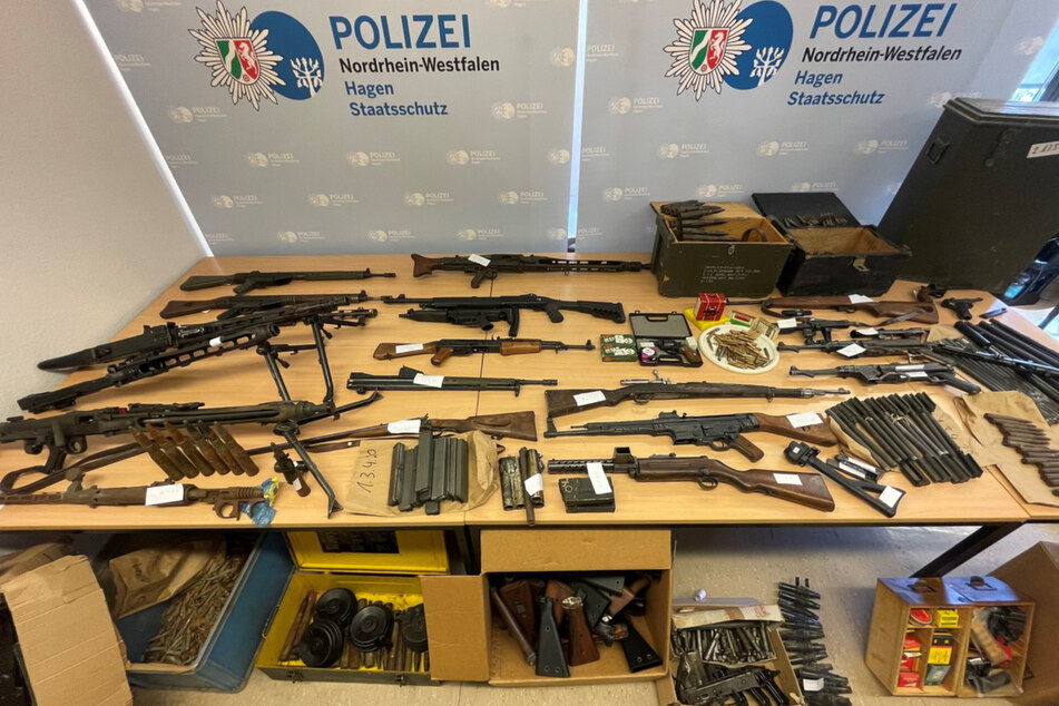 Die Polizei fand mehrere Kriegswaffen, Kriegswaffenteile, Kriegswaffenmunition und weitere Waffen bei dem Rechtsradikalen (69).