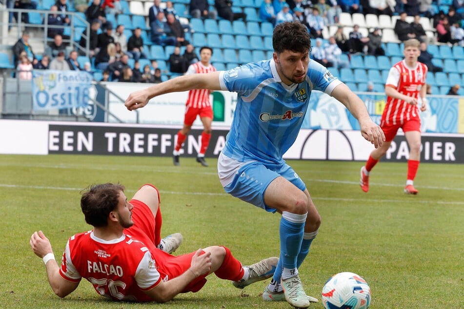 Eigentlich war das Bild in Erfurt andersherum: Tom Baumgart (28, r.) &amp; Co. wurden bei Standards abgekocht.