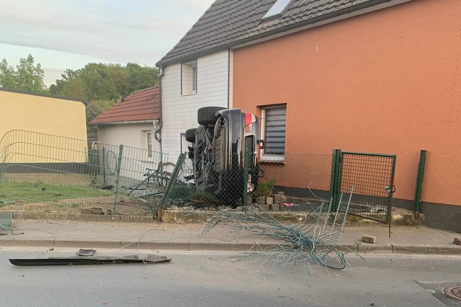 Der Unfallwagen musste abgeschleppt werden, es entstand ein großer Sachschaden.