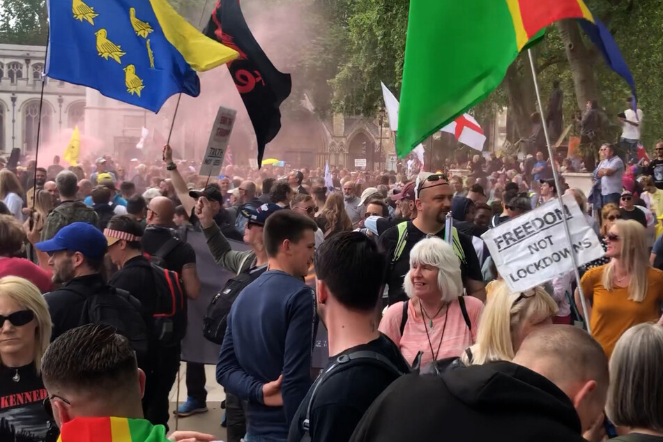 London: Demonstranten nehmen auf dem Parliament Square mit Fahnen an einem Protest gegen die Corona-Impfungen teil.