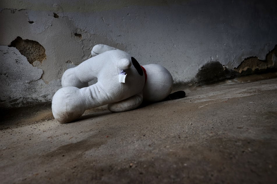 Die Angeklagten sollen das Kind ohne Essen und Trinken für längere Zeiträume im Heizungsraum, der Abstellkammer oder im Kinderzimmer eingesperrt haben. (Symbolbild)