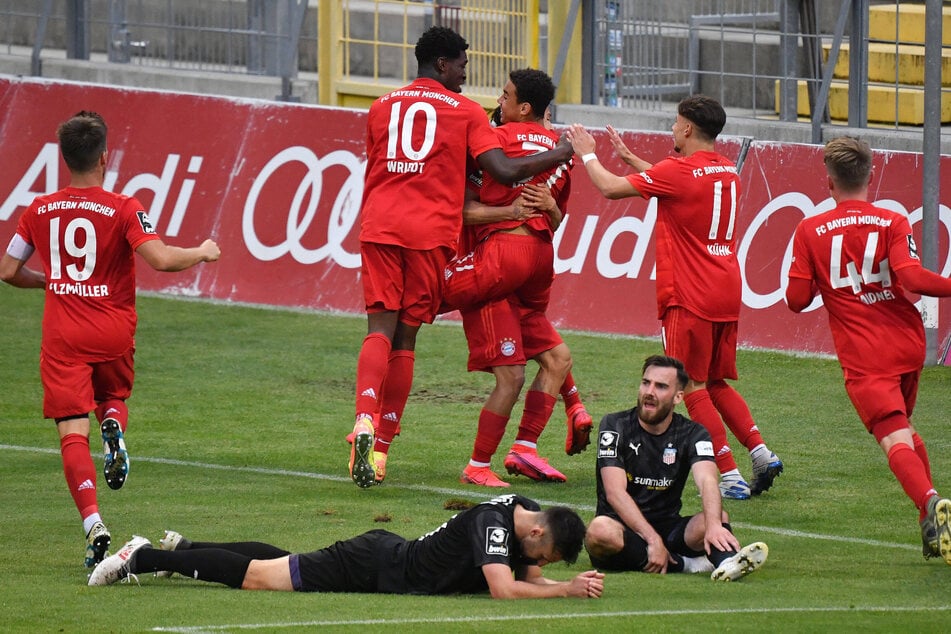 Der FSV am Boden, die kleinen Bayern jubeln nach dem 1:0 durch Jamal Musiala.