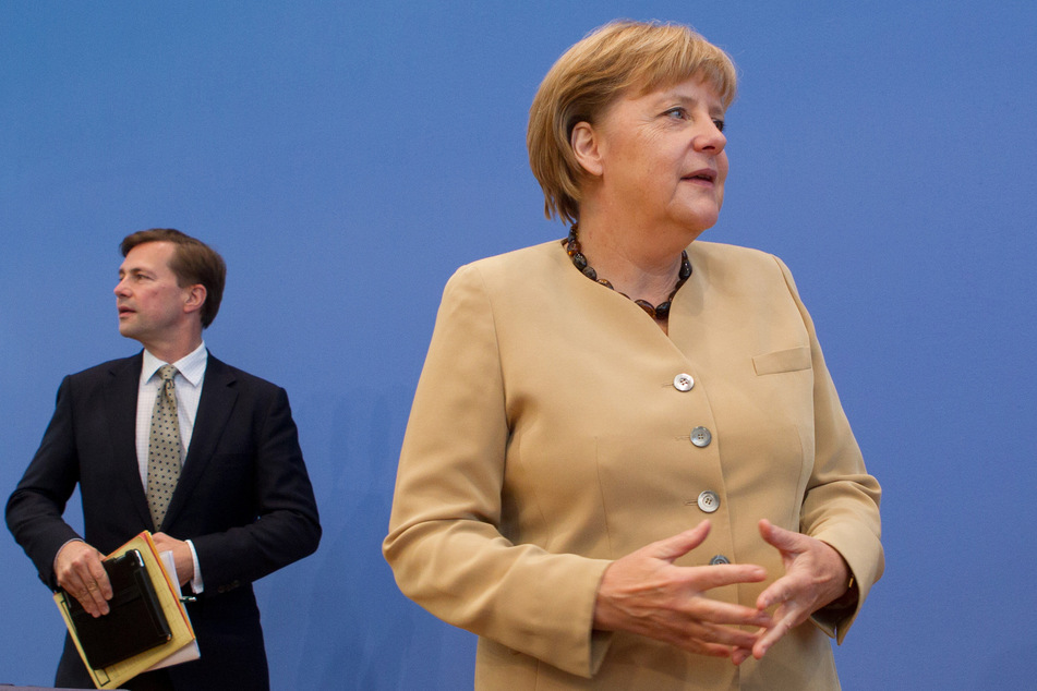 Bundeskanzlerin Angela Merkel (65, CDU) kommt in Begleitung ihres Regierungssprechers Steffen Seibert (60, l) in die Bundespressekonferenz. (Archivbild)