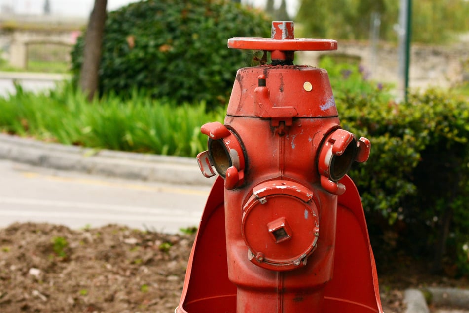 Die Feuerwehr musste die Hydranten schließen, damit kein Wasser mehr austreten konnte. (Symbolfoto)