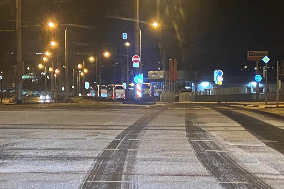 Mehrere Busse bringen Demonstranten nach Riesa.