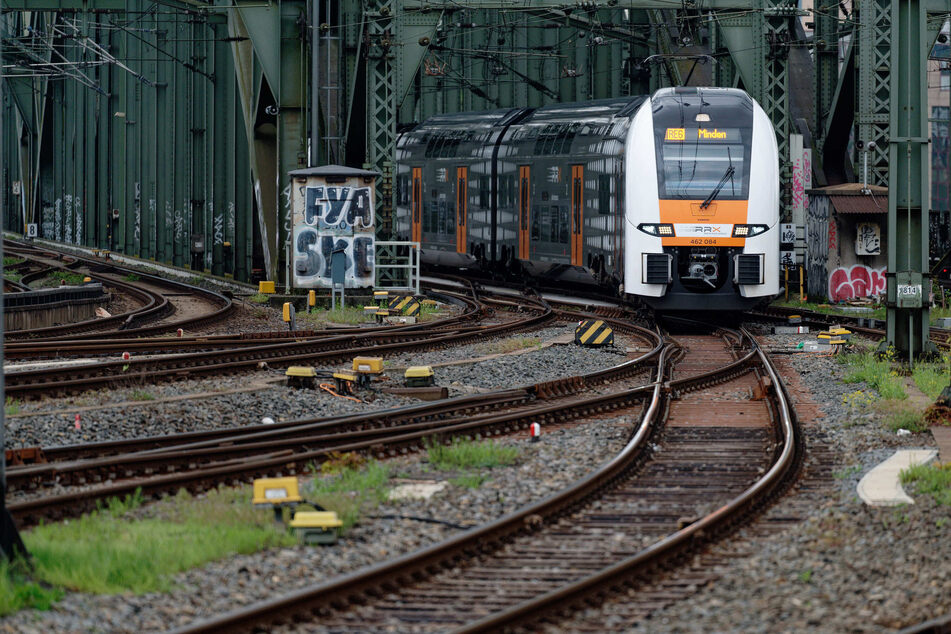 Die geplante Wiederaufnahme des Zugverkehrs zwischen Düsseldorf und Köln verzögert sich weiter.