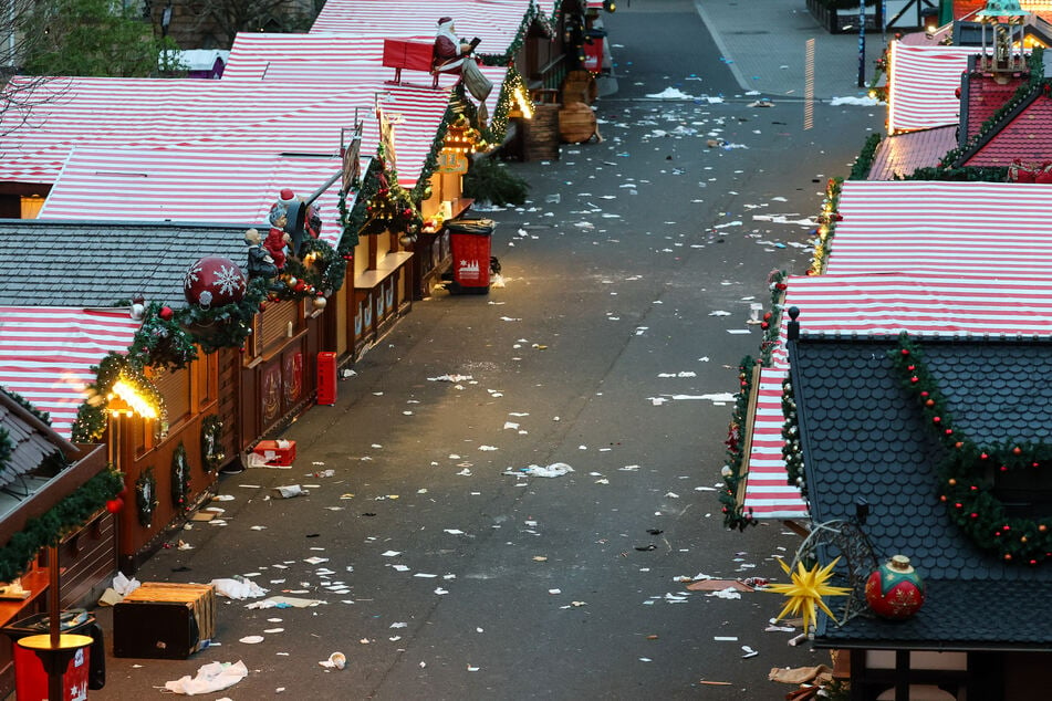 Nach der Tat: Weihnachtsmarktbuden auf dem geschlossenen Magdeburger Weihnachtsmarkt.