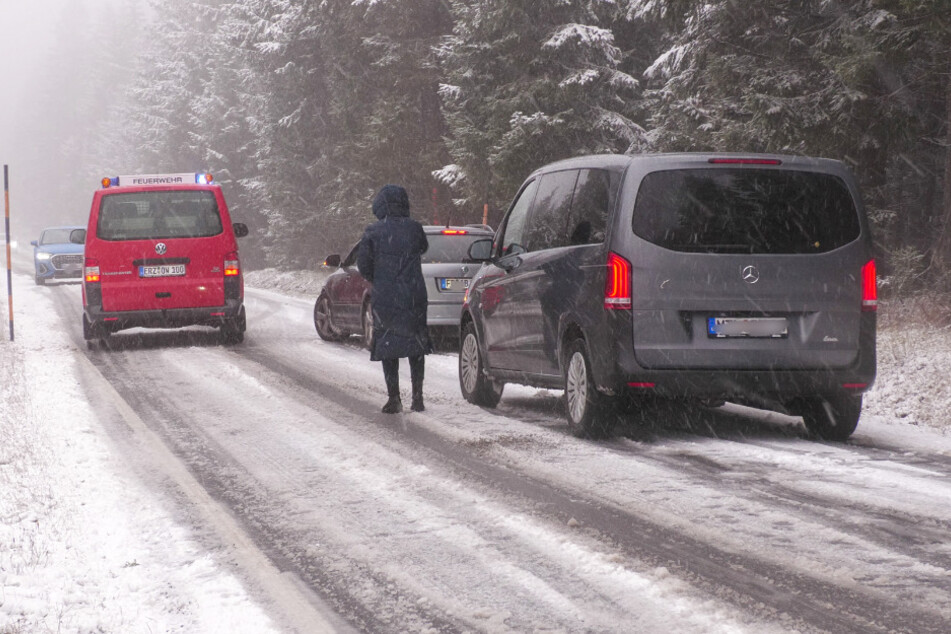 Zahlreiche Autos steckten am Samstag im Erzgebirge fest.