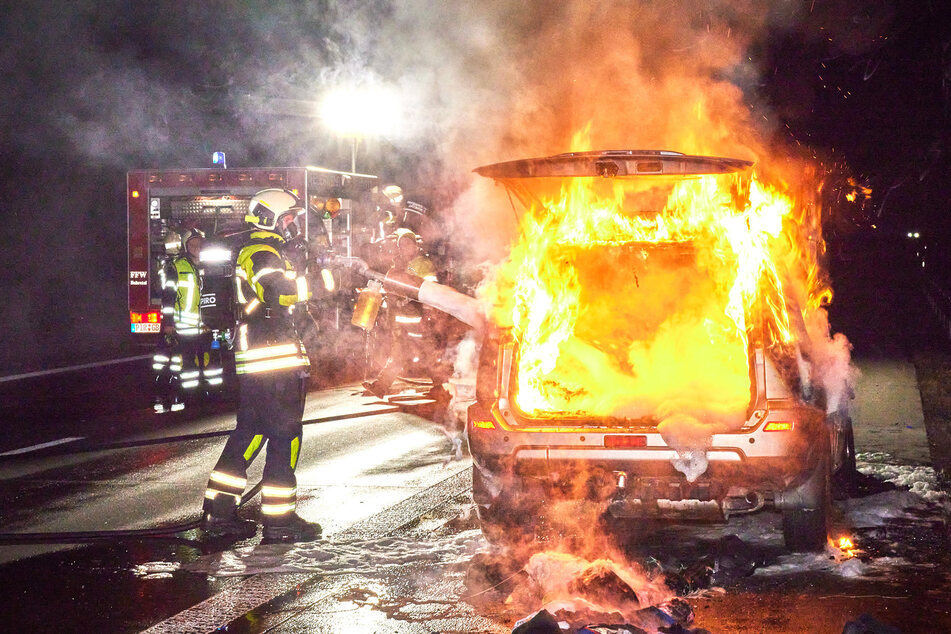 Die Feuerwehr bekämpfte den Autobrand auf der A17 am späten Samstagabend - zweimal!