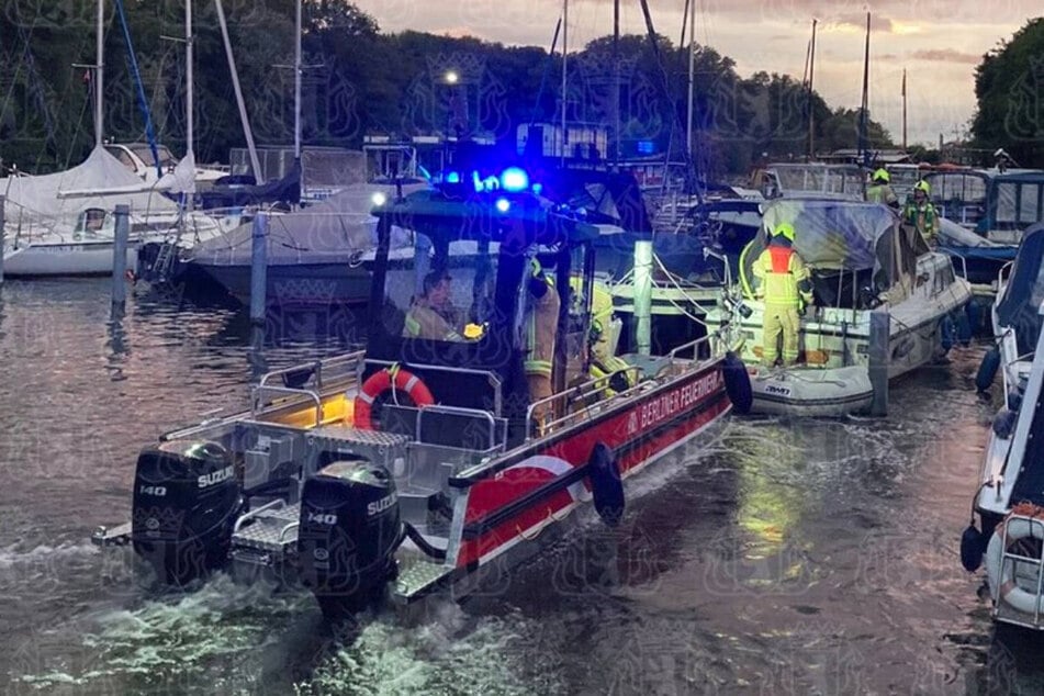 Die Feuerwehr konnte den Brand von der Land- und Wasserseite aus bekämpfen.