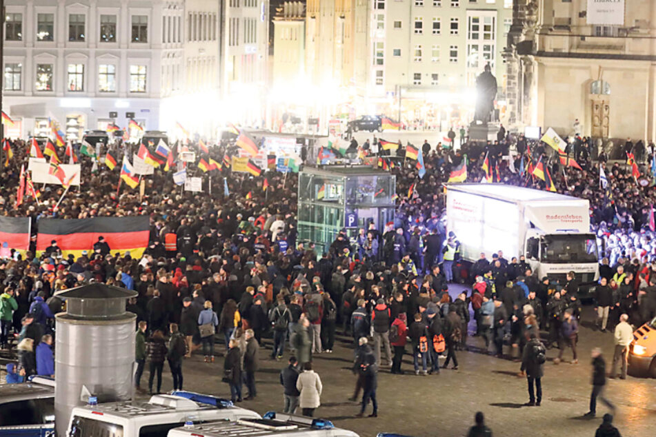 Am 17. Februar protestierten CDU, FDP und Sächsische Bibliotheksgesellschaft erstmals offiziell gegen Pegida.