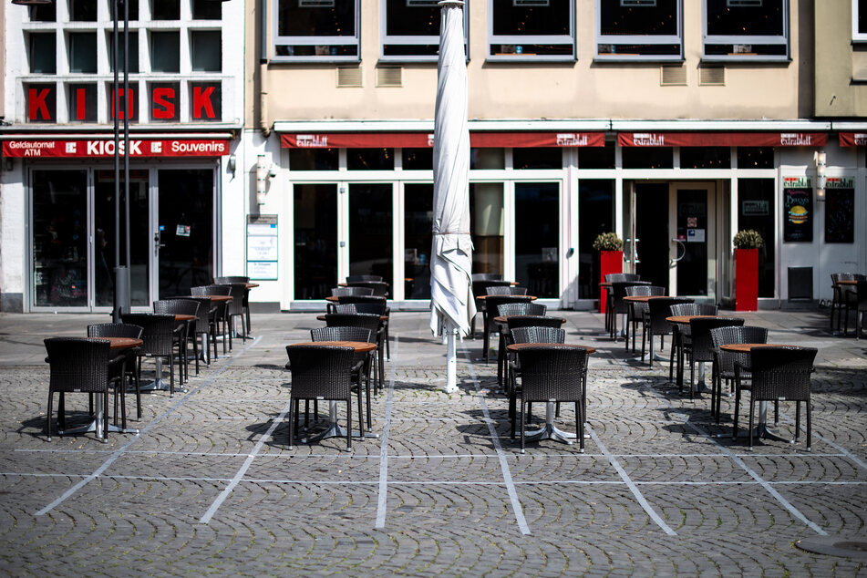 In der Hälfte der NRW-Regionen können zum Start des Pfingstwochenendes die Außen-Gastronomie, Hotels, Ferienwohnungen und Campingplätze unter Auflagen öffnen. (Archivbild)