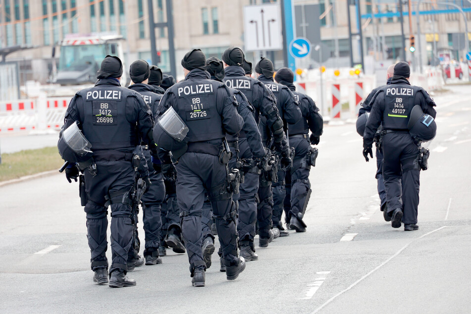 Polizisten sicherten den Protest in der Chemnitzer Innenstadt ab.