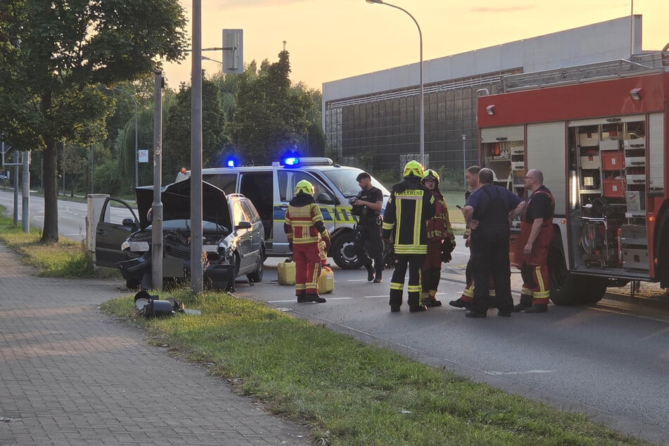 Die Feuerwehr musste ausgelaufene Betriebsmittel aufräumen.