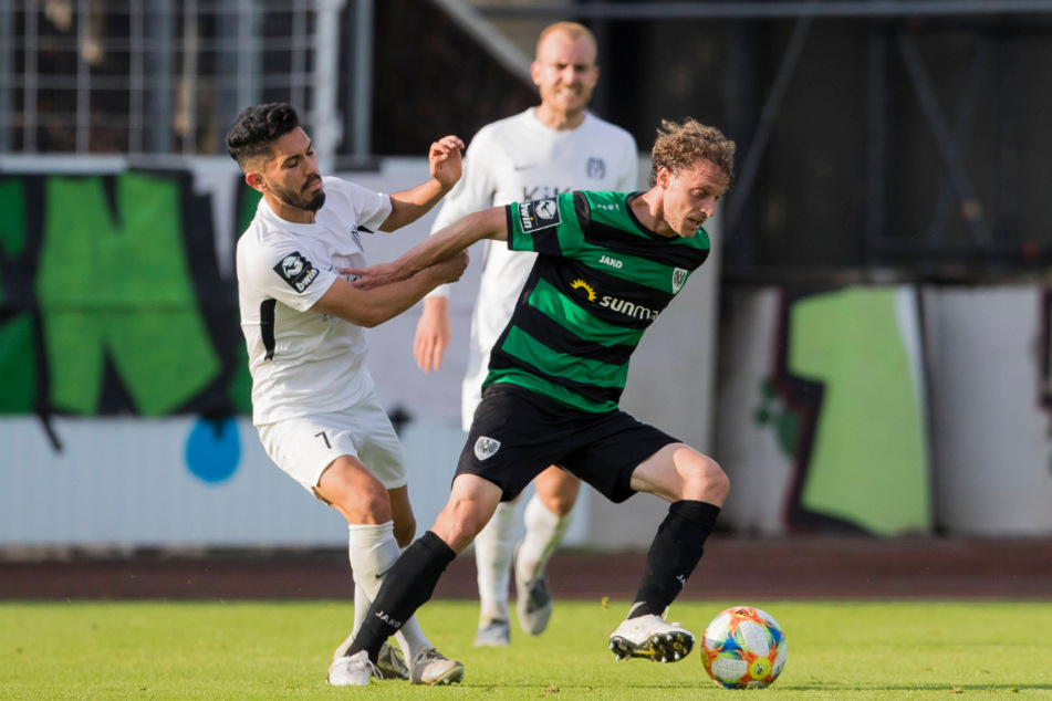 Münsters Julian Schauerte (r.) und Meppens Hassan Amin kämpfen um den Ball.
