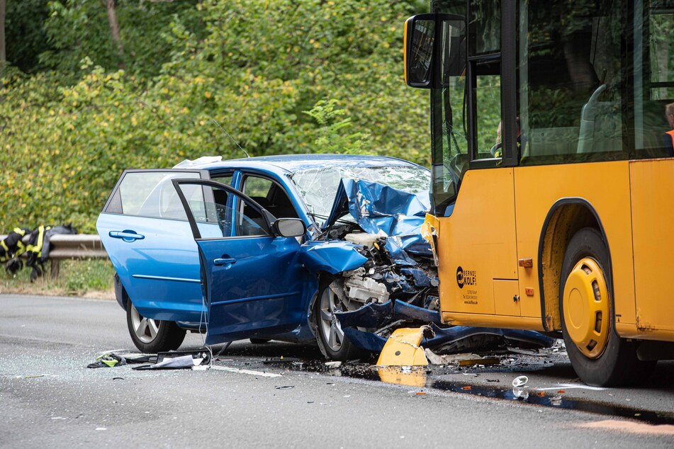 Mazda fährt in den Gegenverkehr und kracht gegen Schulbus: Fahrer (†74) stirbt, Kinder verletzt