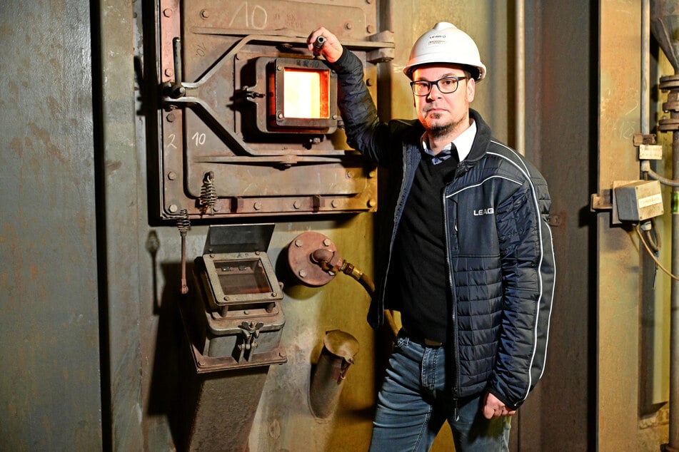 Martin Schautschick (39) im Kesselhaus an einer Luke, die den Blick ins Feuer im Kessel freigibt. Der gelernte Elektroniker ist Vorsitzender des Betriebsrates des Kraftwerkes Boxberg.
