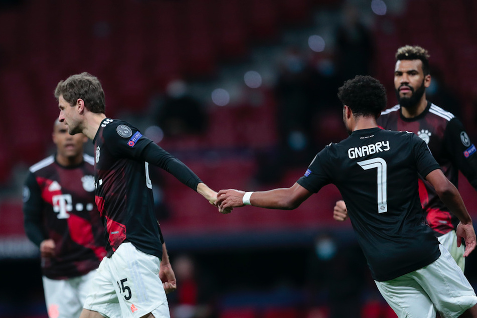 Thomas Müller (l.) und Serge Gnabry brachten mehr Dynamik ins bayerische Spiel.