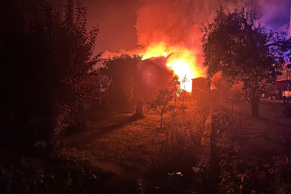 Gasflasche explodiert! Gartenlauben brennen in Helmstedt