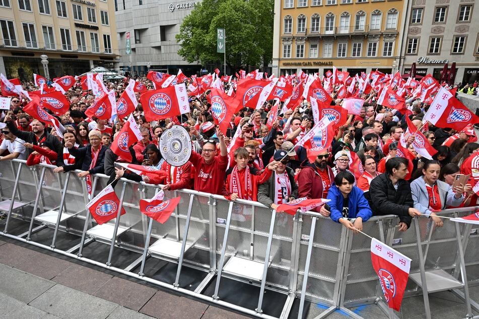 Fans jubeln auf dem Marienplatz.