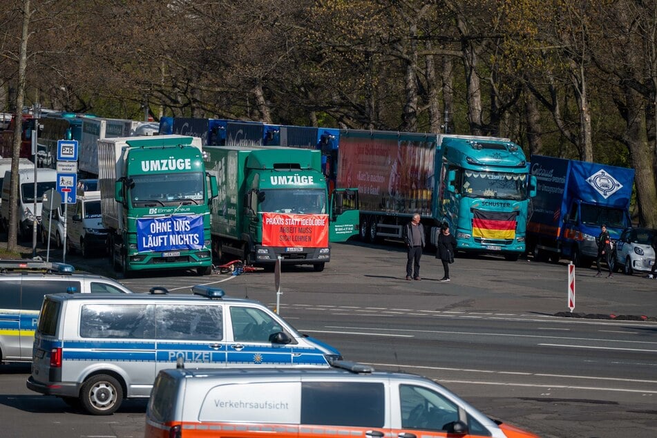 In der Nähe des Völkerschlachtdenkmals versammelten sich am Morgen zahlreiche Lastwagen, Transporter und Fahrzeuge.