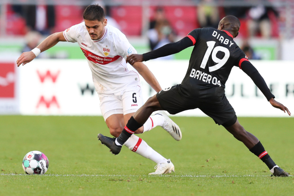 Stuttgart, 3. Oktober: Stuttgarts Konstantinos Mavropanos (22, li.) in Aktion gegen Leverkusens Moussa Diaby (r).