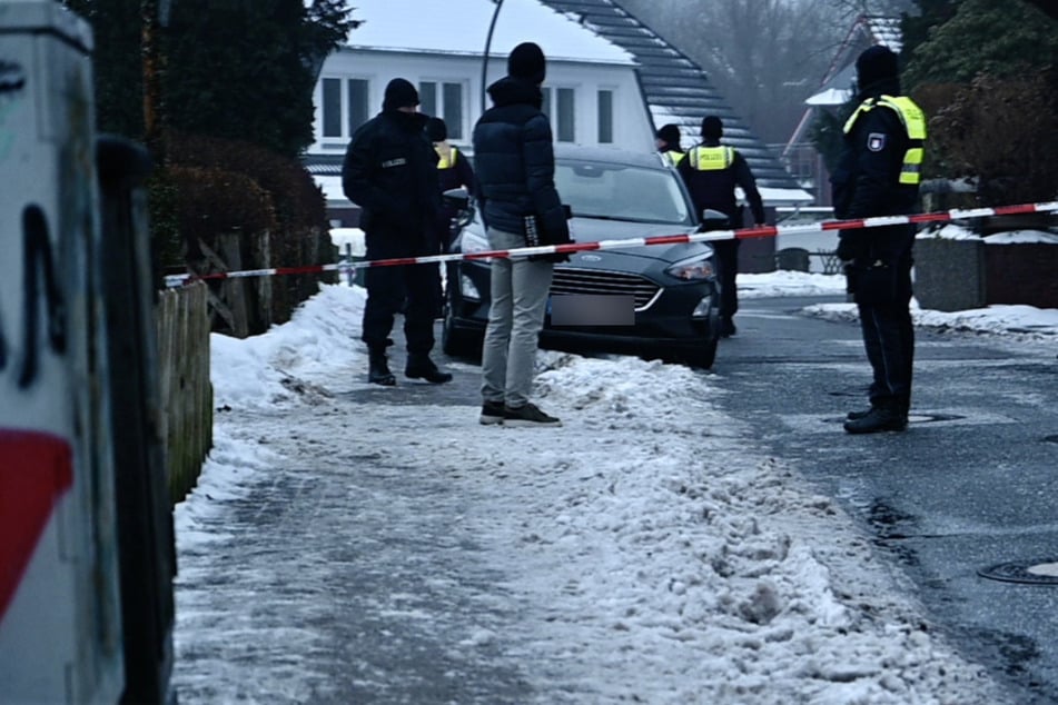 Nach einem tödlichen Angriff auf einen 24-Jährigen in Hamburg-Eißendorf fehlt von den Tätern nach wie vor jede Spur.