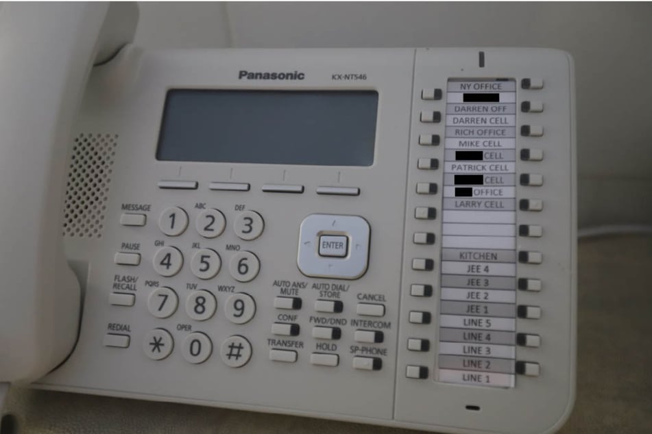 Auf dem Telefon sind mehrere Namen eingetragen.