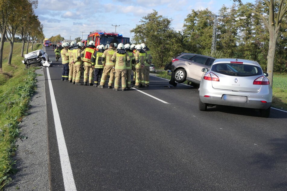 Auf der B107 zwischen Schmölen und Pausitz ist es am Donnerstag zu einem schweren Unfall zwischen drei Fahrzeugen gekommen.