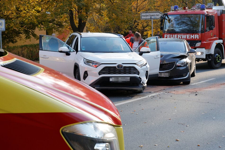 Unfall in Chemnitz: Zwei Autos krachen zusammen, Straße gesperrt