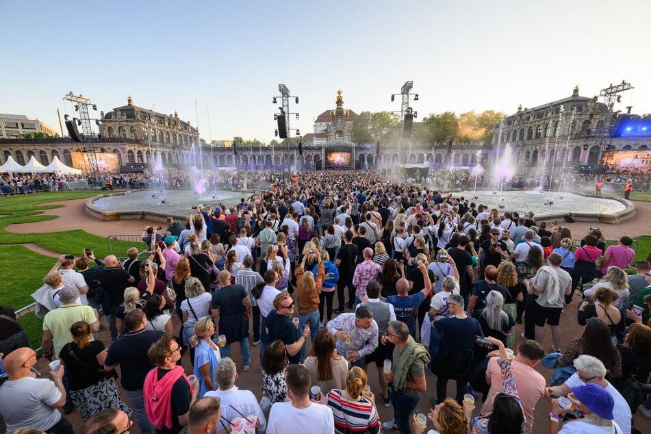 Warten auf Purple Disco Machine: Der Zwinger war schon vor Konzertbeginn rappelvoll.