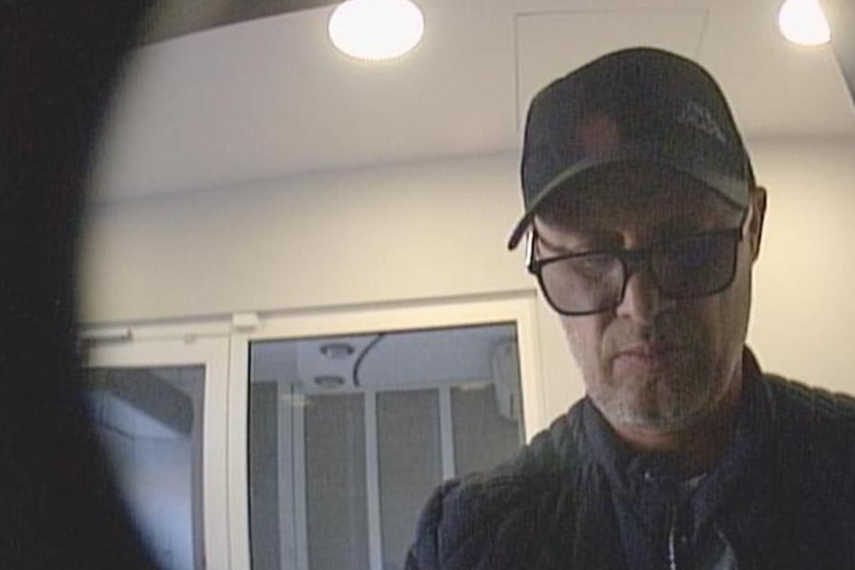 EC-Karte geklaut und Bargeld gezogen: Wer kennt diesen Mann?