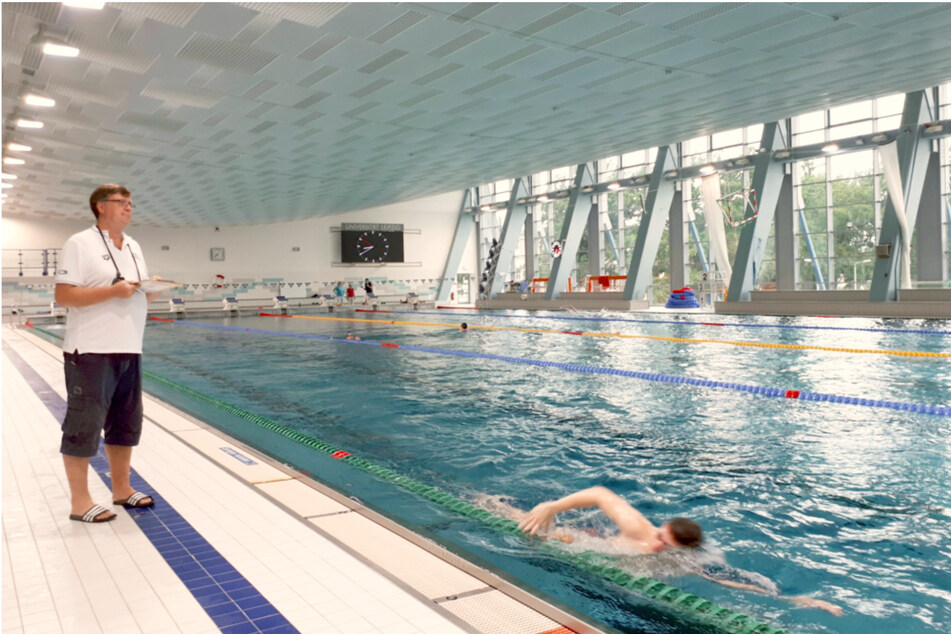 Frank Embacher (60, l.) kehrte nach seinem Studium an der DHfK als Schwimmlehrer zurück.