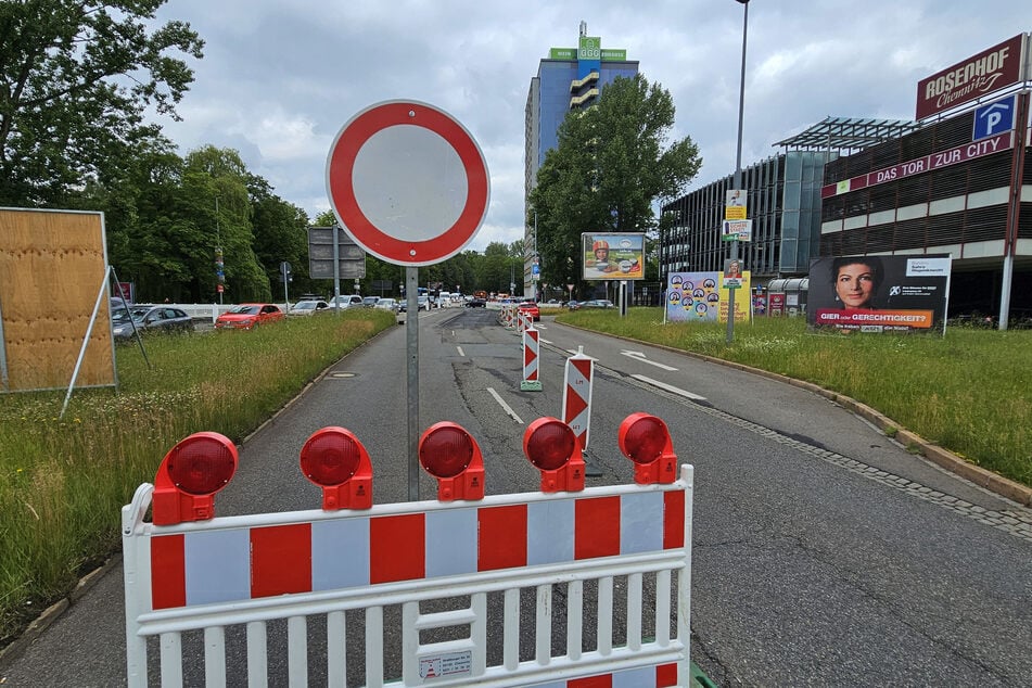 Die Sperrungen auf der Theaterstraße bleiben noch bis Montag.