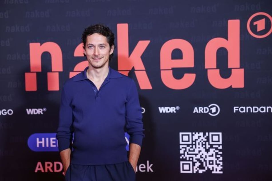 Der Hauptdarsteller Noah Saavedra (Luis) posiert vor der Premiere der ARD/WDR-Serie "Naked" auf dem roten Teppich.