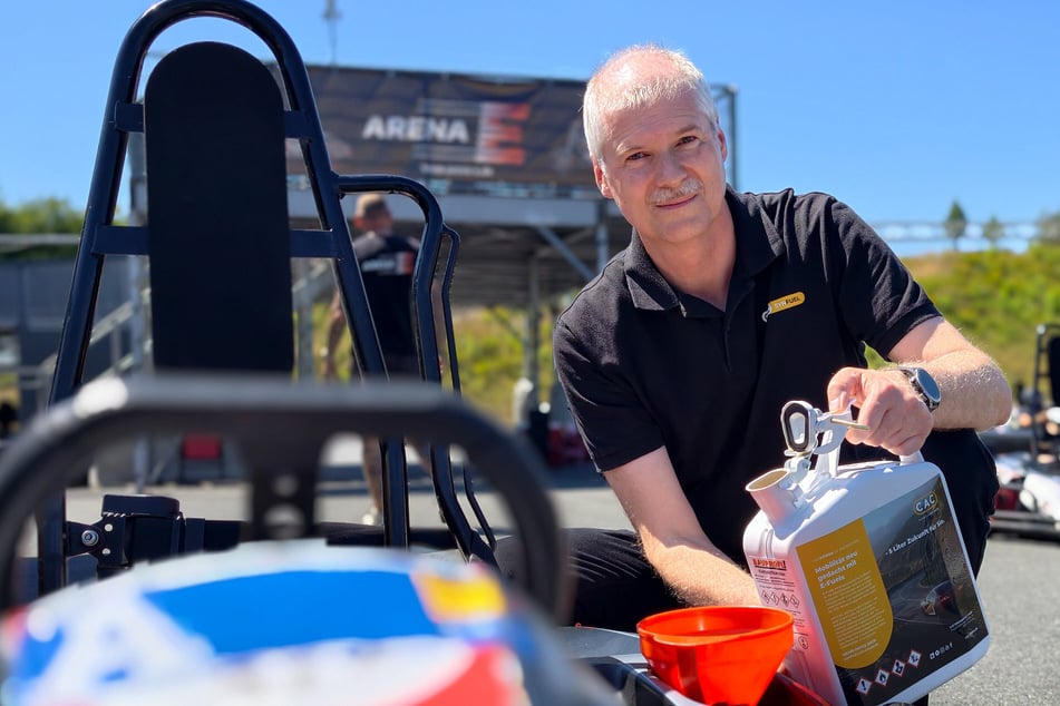 Mario Kuschel (59), Forschungsleiter bei CAC, füllt ein Kart mit dem E-Fuel auf.