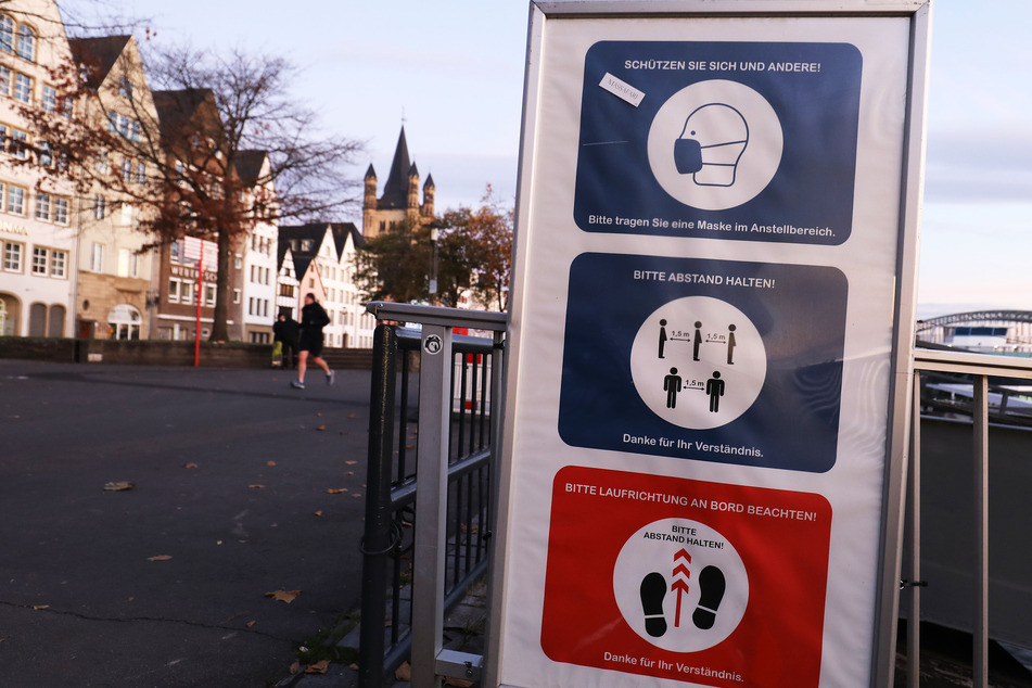 Die Infektionszahlen bewegen sich in NRW weiterhin auf einem hohen Niveau. Die Tendenz ist aber sinkend. (Symbolbild)