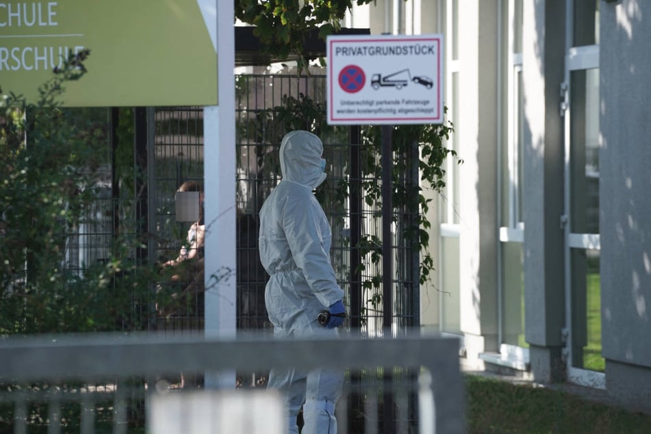Mitarbeiter der Kriminaltechnik sichern Spuren am Tatort.