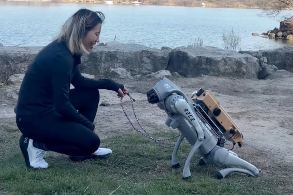 Sie ist stolz auf ihren Hund - auch wenn er kein echtes Tier ist.