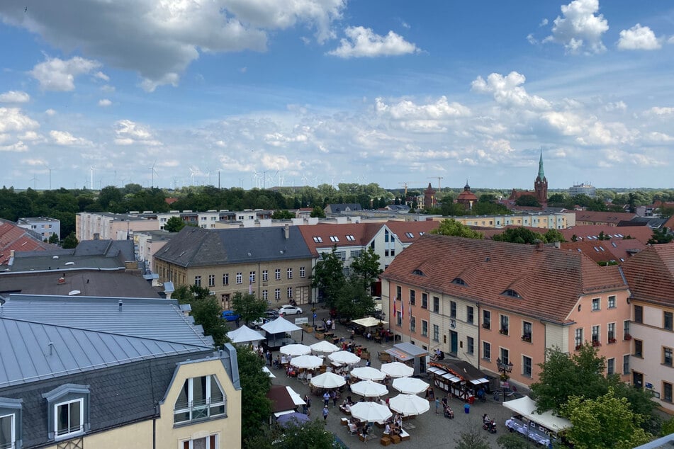 Nach kurzer Zeit erhielten die Beamten Hinweise, dass die Frau sich vor einer Bank am Marktplatz aufhielt. (Archivbild)